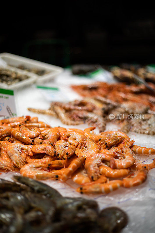 生虾各种各样的背景与特写在La Boqueria市场，巴塞罗那